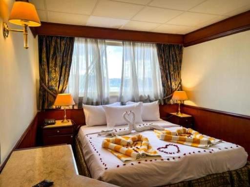 Nile cruise king boat