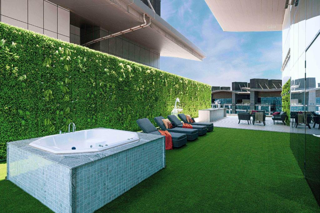 Oceana Resort Luxury Sky Villa with Panoramic Views, Super Size Terrace, Jacuzzi and Bar – by Exclusive Holiday Homes