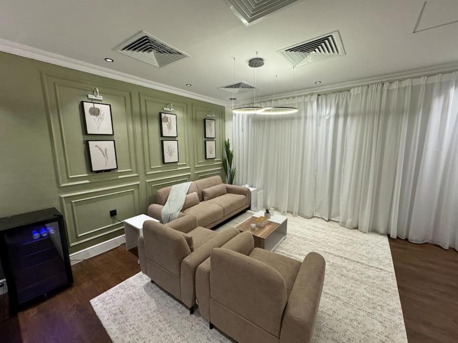 Olaya’s Elegant Urban Retreat