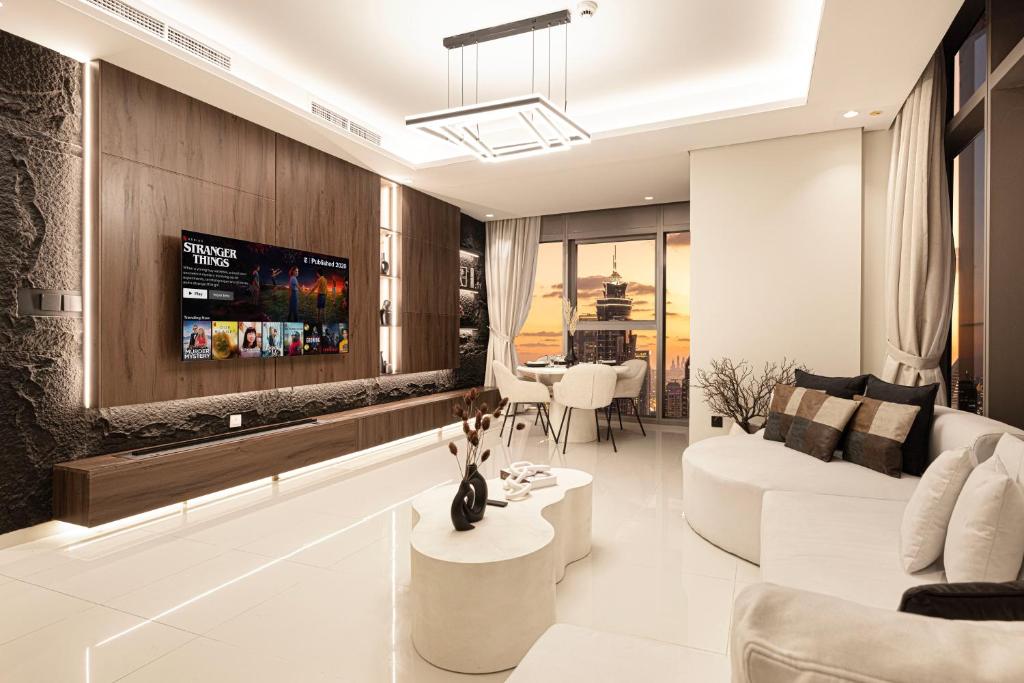 Panoramic Burj Khalifa and Sea View, Infinity Pool, Luxury 2BR