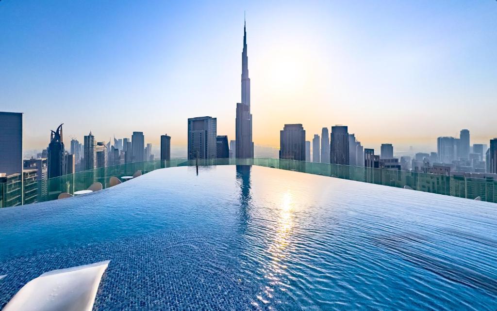 PARAMOUNT HOTEL MIDTOWN – 53rd floor 2Bedroom Apartment with FAMOUS Roof Top Infinity Pool overlooking Burj Khalifa