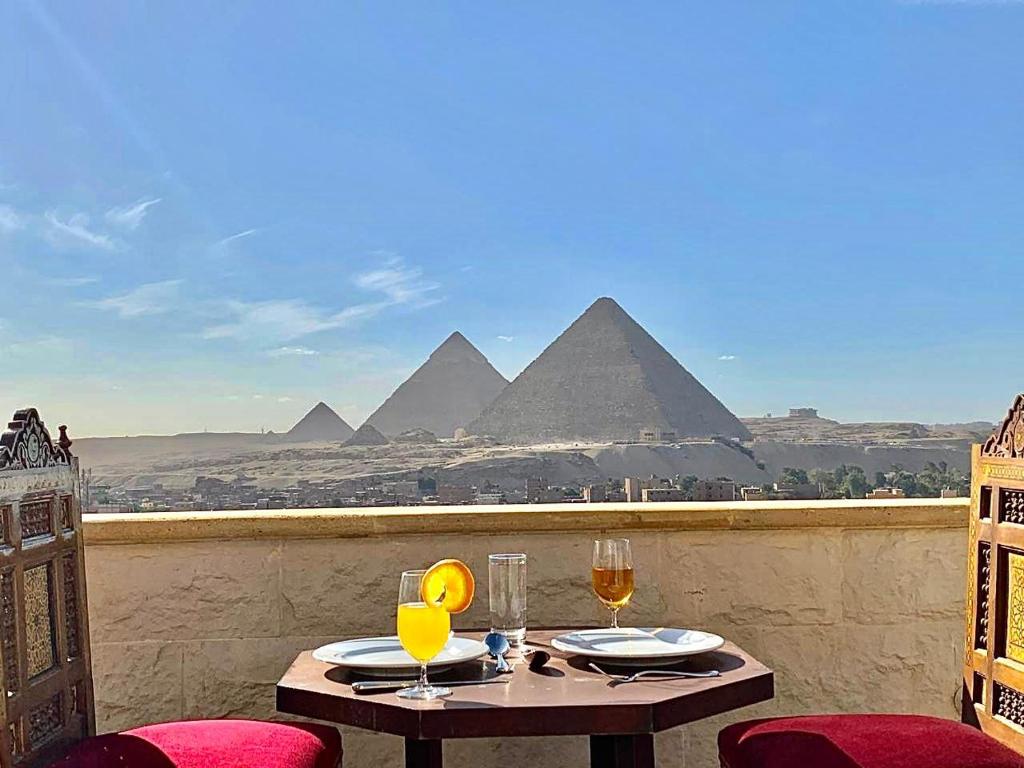 PYRAMIDS TOWER Inn