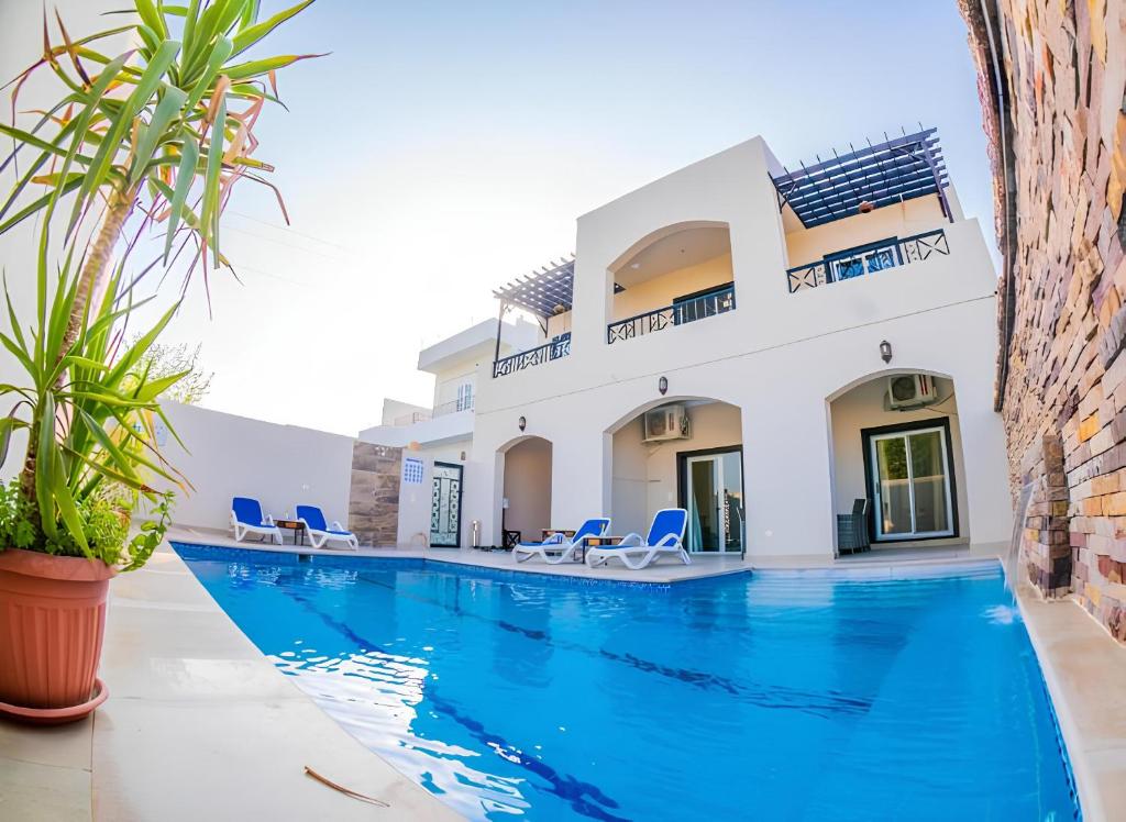 Royal Home Luxor Pool View