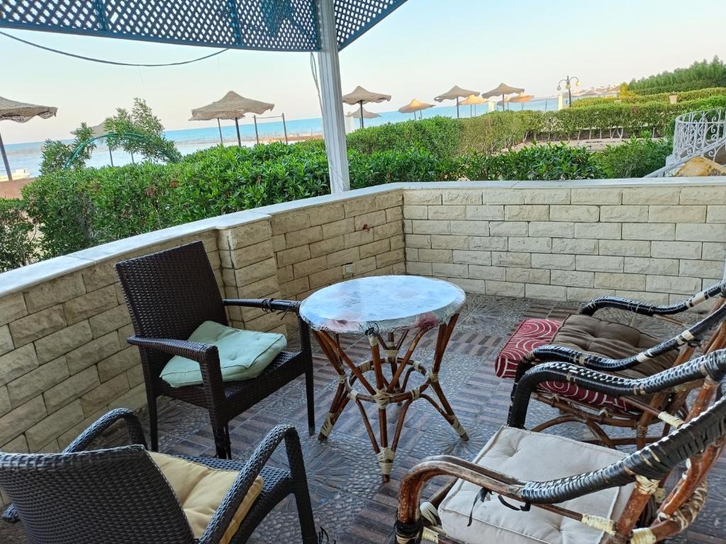 شاليه فيلا فندقي سياحي علي البحر مباشرة بحديقة خاصة