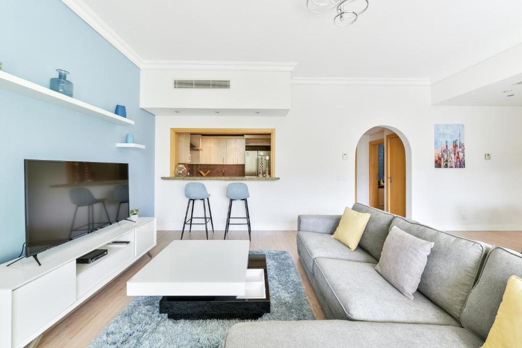 Shoreline · Beachfront Luxury Palm Jumeirah · Free 5* Beach Resorts Access