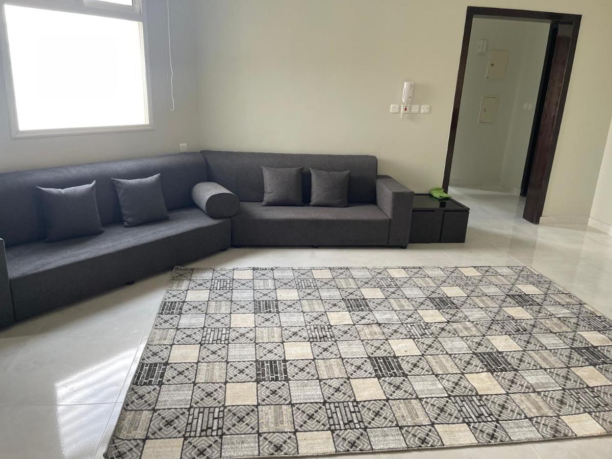 شقة مؤثثة دور أول كبيرة في وسط تنومة