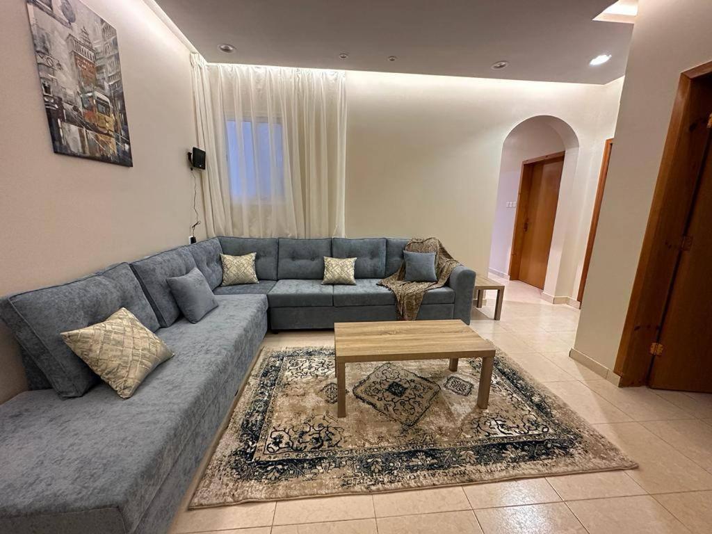 دور واسع وانيق بموقع متميز