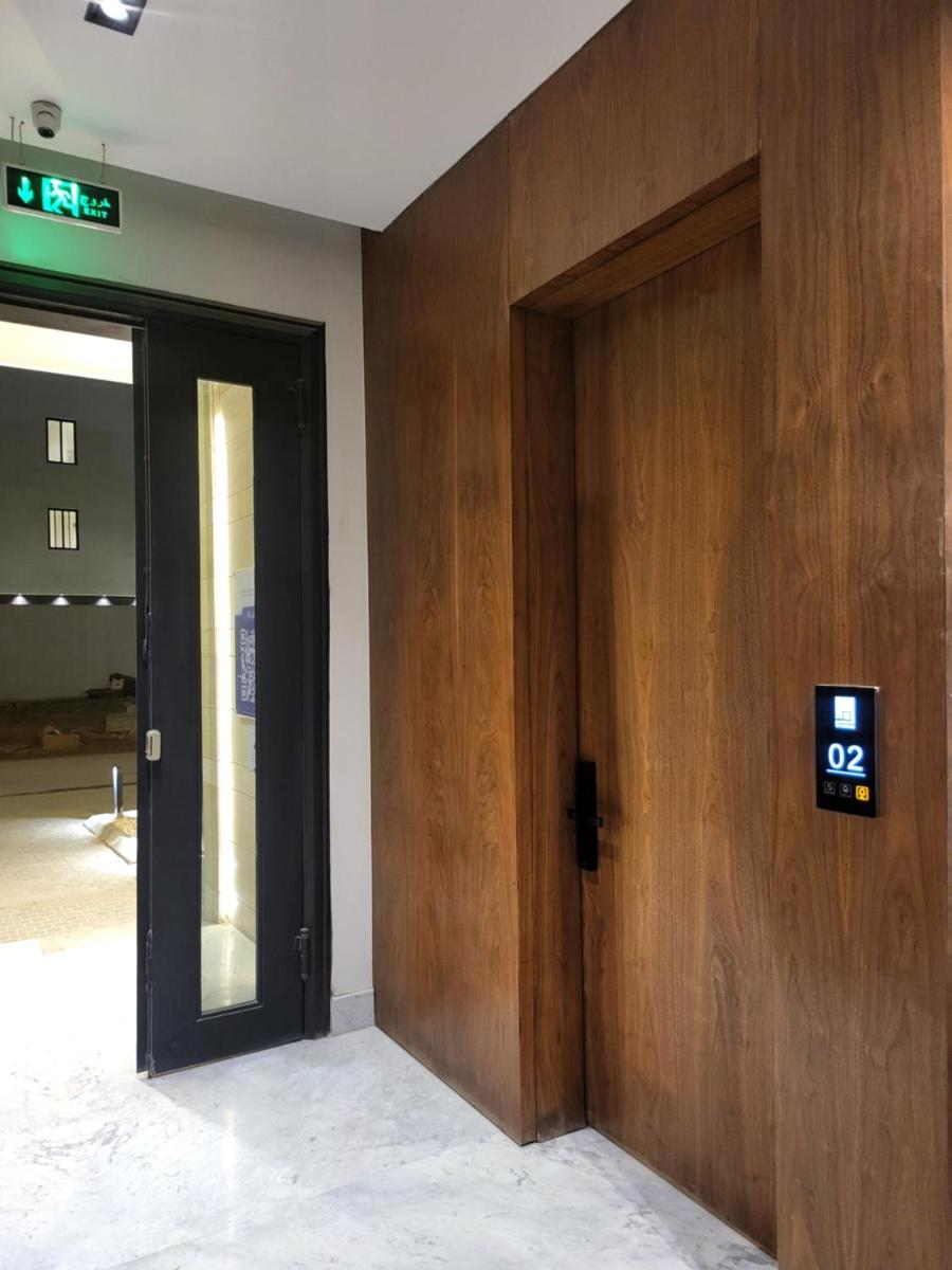 شقة فسيحة وهادئة بثلاث غرف نوم بالقرب من المطار مع صالة كبيرة ومطبخ بتسجيل وصول ذاتي Spacious and quiet three-bedroom apartment near the airport with a large living room and kitchen featuring self-check-in