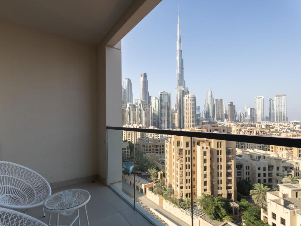 Skyline Charm 2BR Plus 1GR W Burj Khalifa & Fountain Views In Downtown-03
