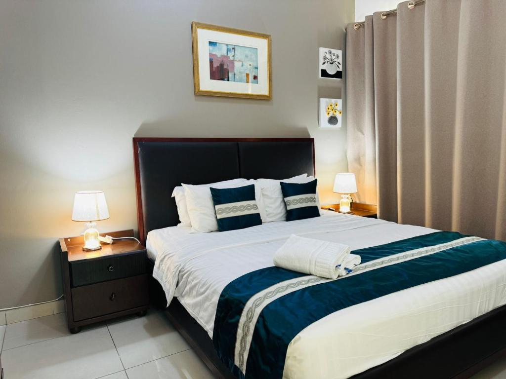 Private rooms in 3 bedroom apartment SKYNEST Homes marina pinnacle