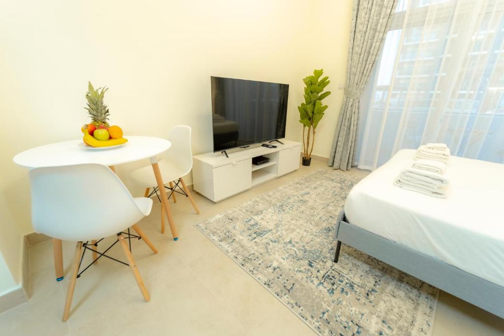 AWS Homes - Studio w high speed WI-FI & Pool at Azizi Star