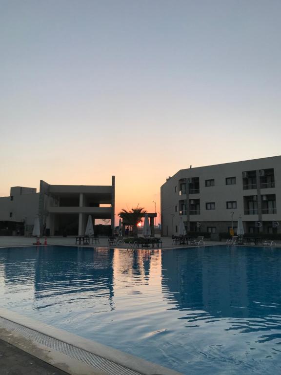 Family Chalet, Grand Hills Resort شاليه عائلي في قرية جراند هيلز الساحل