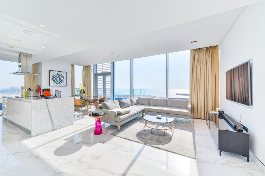 Luxe 3 BR Oceanfront Apt with maids room in the heart of Bluewaters Island