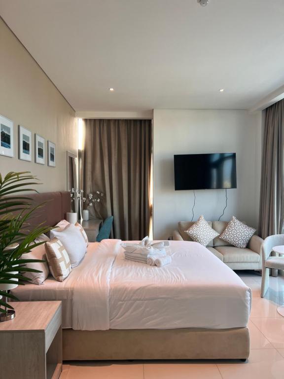 Suite in Seven Palm Corner Unit Rooftop Floor