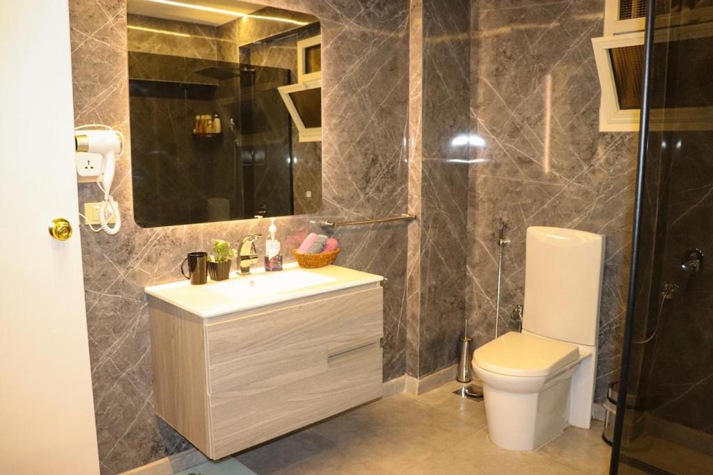 Luxury Family Apartment in Mohandessin, zamalik Cairo, Near Lebanon Sq- down Town