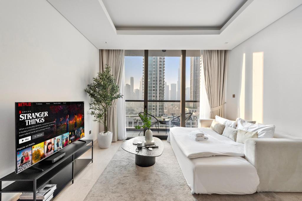 Elegant 1BR with Walk-in Closet & Burj Views