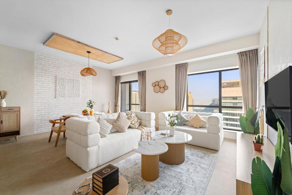 Aesthetic Beach Apartment, Sleeps 6, Pool, Gym & Waterfront Views