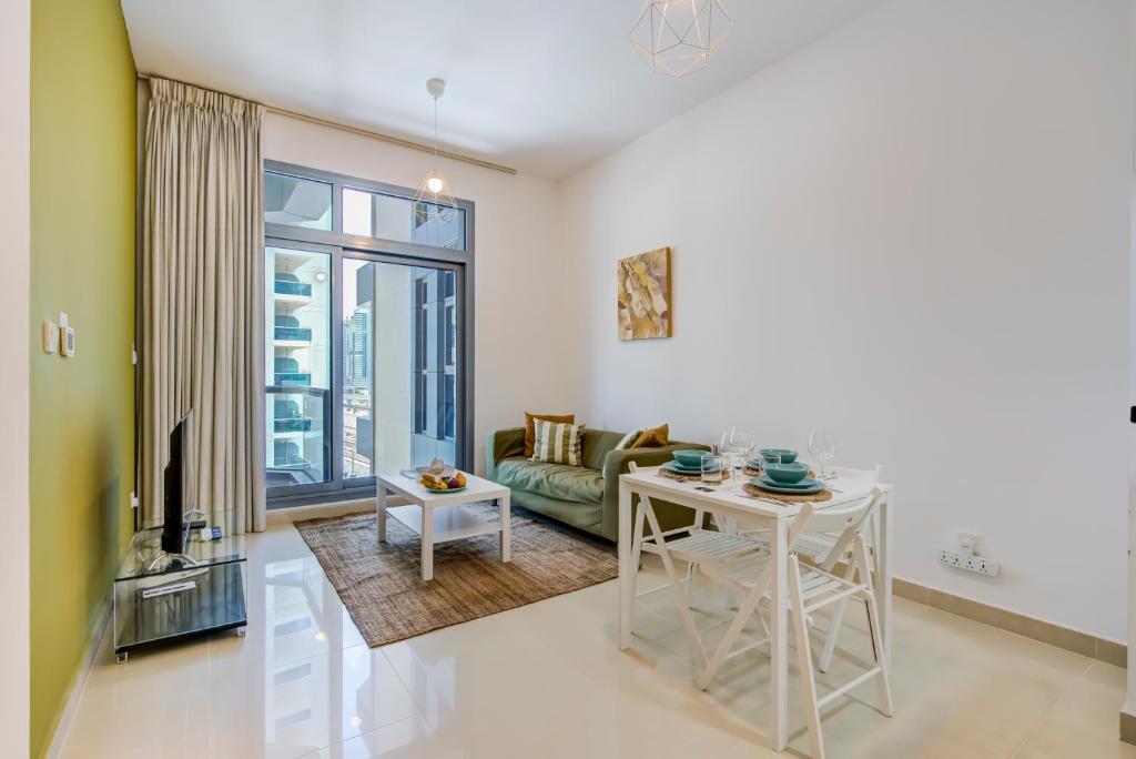Trophy – Magical Marina 1BDR connected to Metro Station