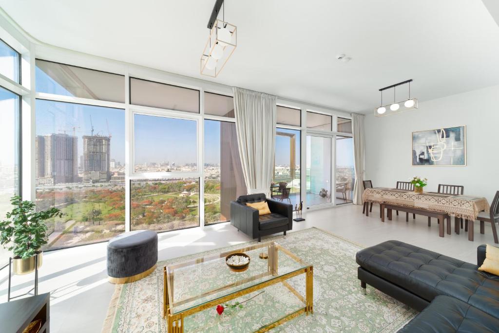 Ultimate Stay – 3 Beds – Scenic Panoramic Views – Right at Metro Station – 5-10min to Sea, Burj Khalifa, Old Town, Downtown – 15min from Airport
