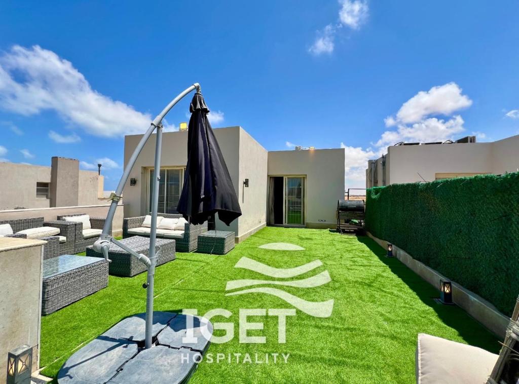 Upper chalet with roof in hacienda bay جنيور شاليه فى هاسيندا باى بروف exh5