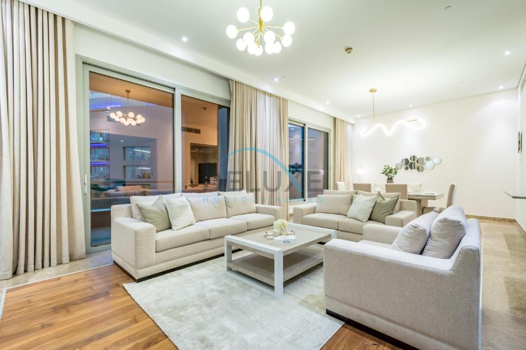 Waterfront 2BR Apartment with Assistant Room in Dream Palm Residence, Palm Jumeirah by Deluxe Holiday Homes