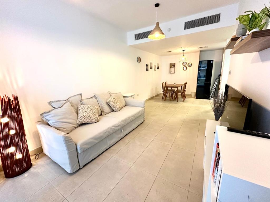 1-Bed Al Zeina Beach Community, Al Raha Beach - 5 minutes from Zayed Int'l airport and Yas Island, F1