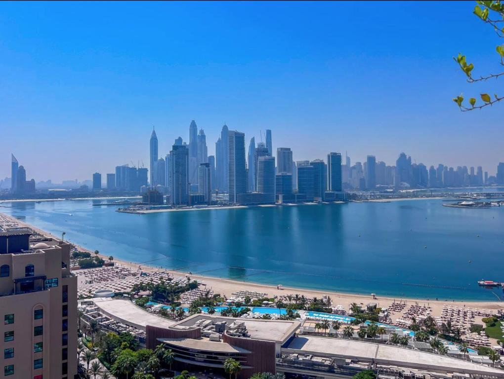 1bdr apartment, Palm Jumeirah, Largest rooftop pool