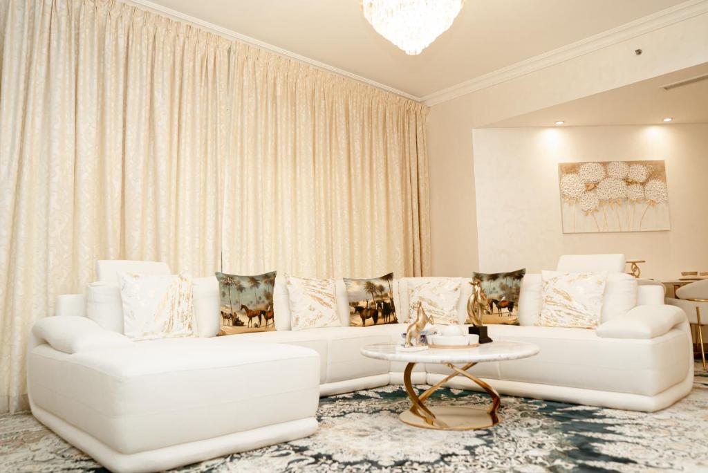 2BDR Luxury Apartment in Palm