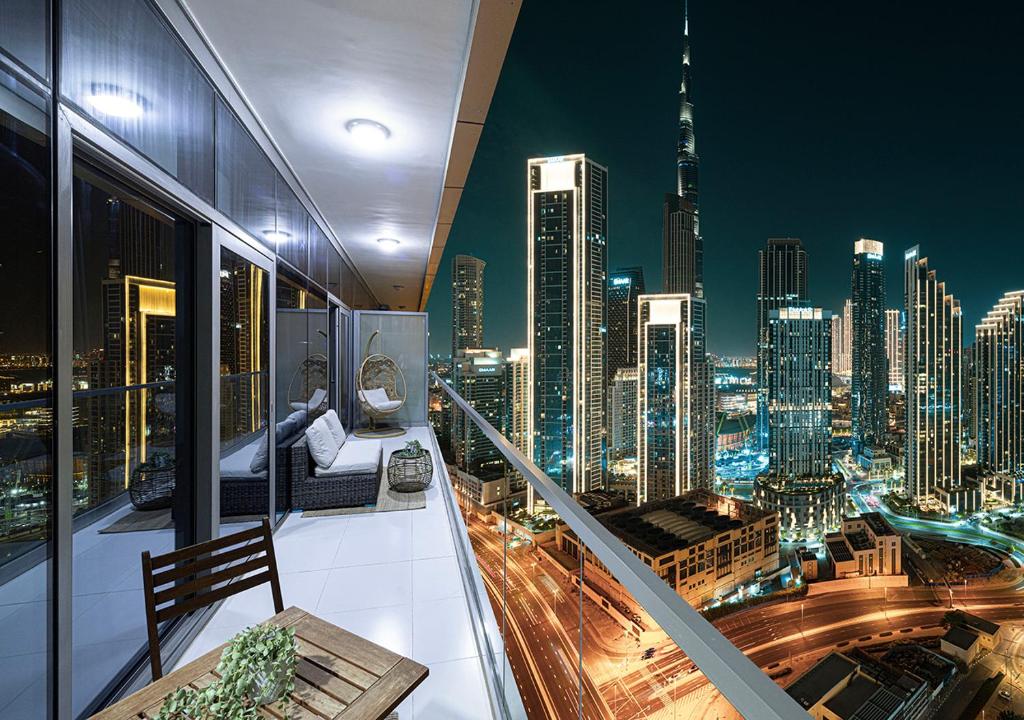 Bright High Floor Apartment in a 5 Star Hotel Resident Tower w Burj View and access to 64th Infinity Pool, Gym, Sauna, Spa, Restaurants, Bars and more