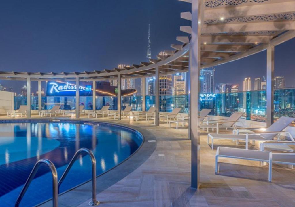 Elegant 2BR view with rooftop pool The Bay