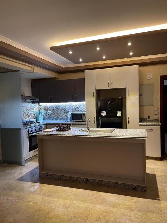 3BR Apt with Excellent Location Near Waterway