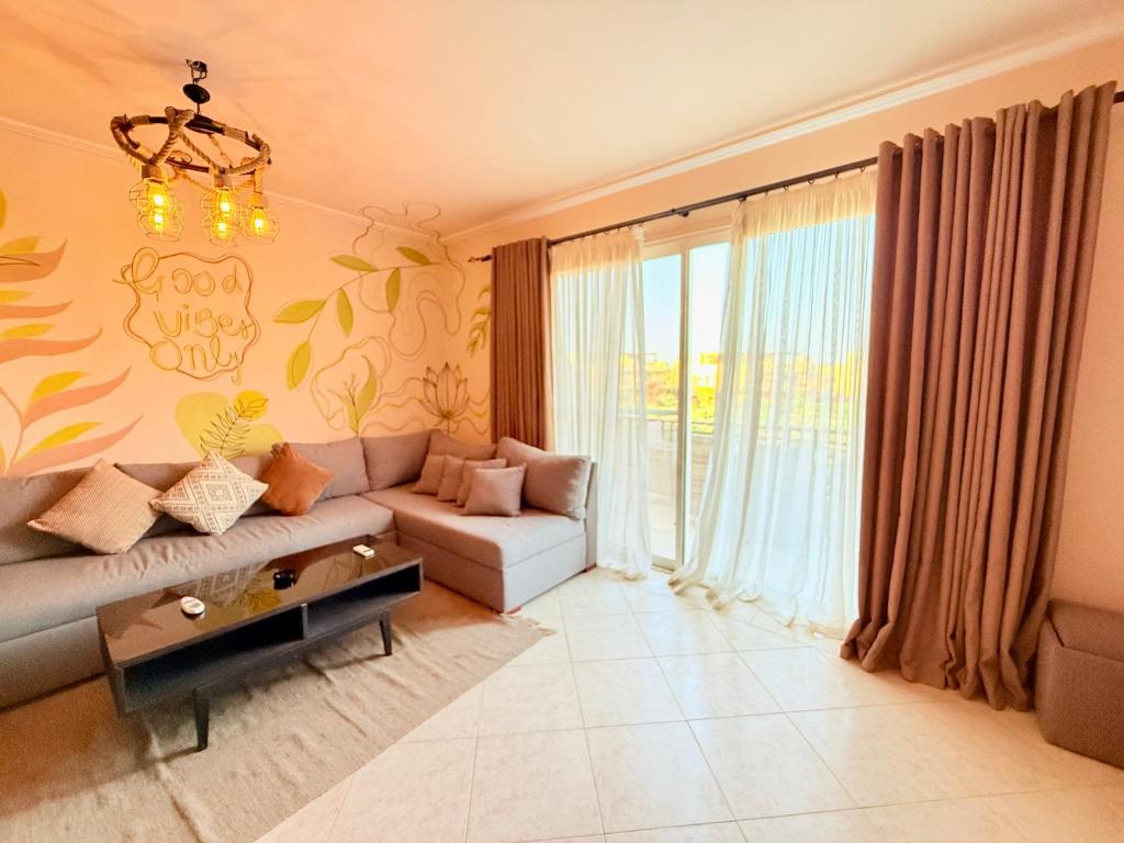 3BR Beachside Chalet Steps to the Beach Einbay