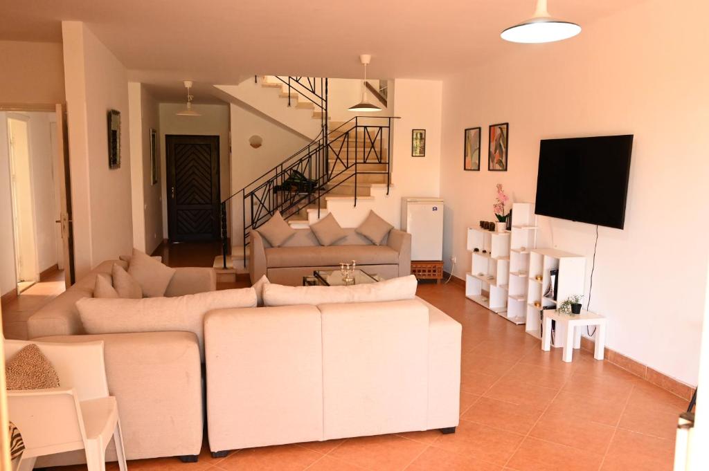 5BDR Modern Beachside Retreat in Einbay l 2nd Row