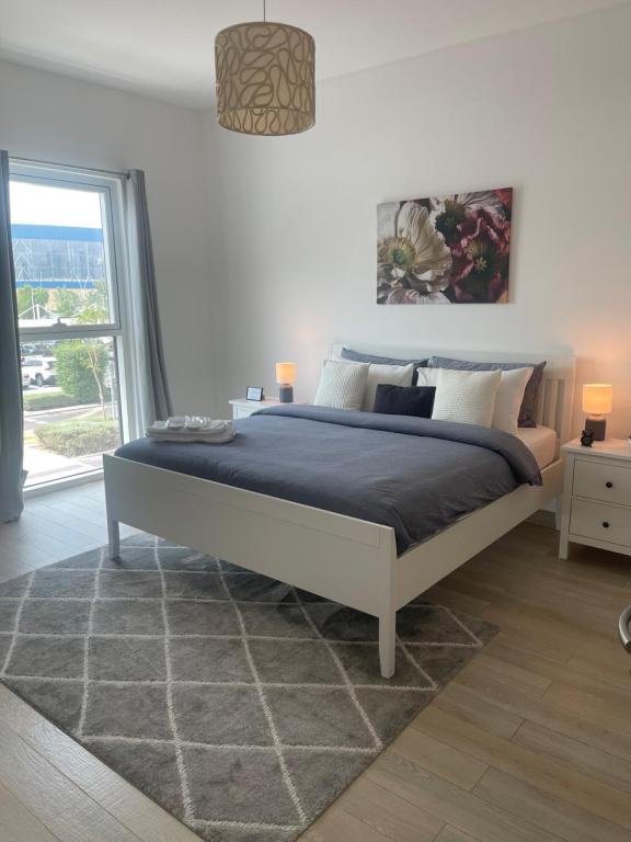 A Place to Stay 1BR Waters Edge Theme Parks, Yas Island