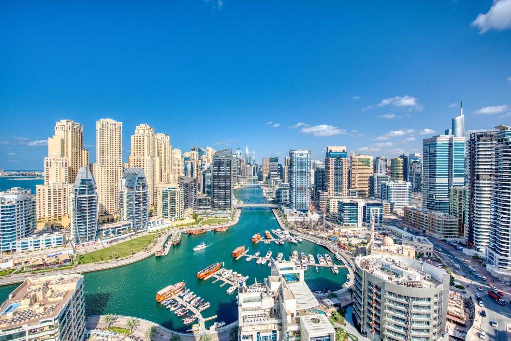 Airy and Cozy 2-Bedroom with Marina Views in DEC Tower 2