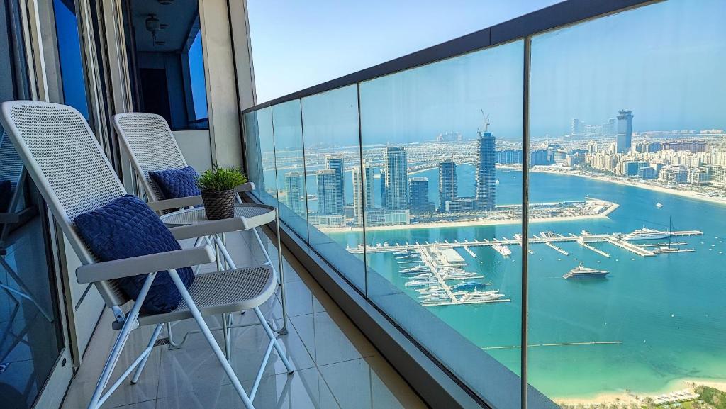 Exquisite, luxe 1BD Apartment, Unparalleled Sea Views, Prime Dubai Marina Location & Full Kitchen by "La Buena Vida Holiday Homes