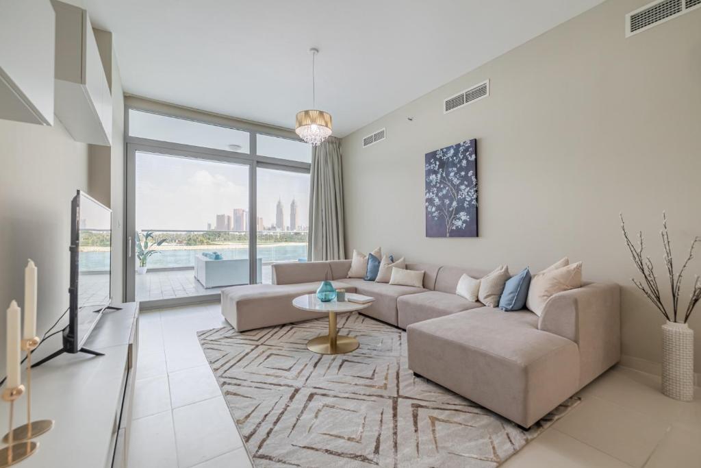 2BDR apartment with full sea view and Dubai Marina view Azure Residences