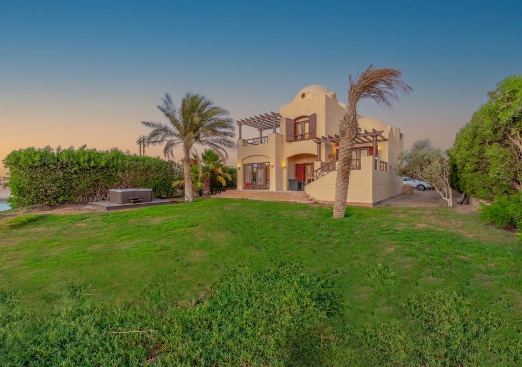 Scenic Views 3-Bedroom Villa in Sabina, El Gouna Private Jacuzzi & Lagoon Access