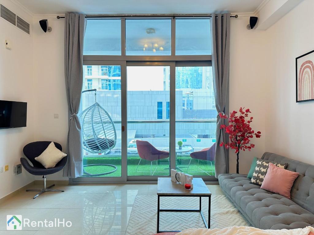 Big Studio w/ Balcony and easy access to the Beach