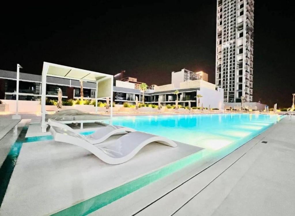 Luxe 1BR 15mins-Beach Best Infinity Pool -Jumeirah Village Circle, JVC ,Dubai