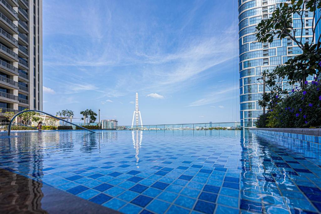 Brand new apartment with huge terrace 52 42