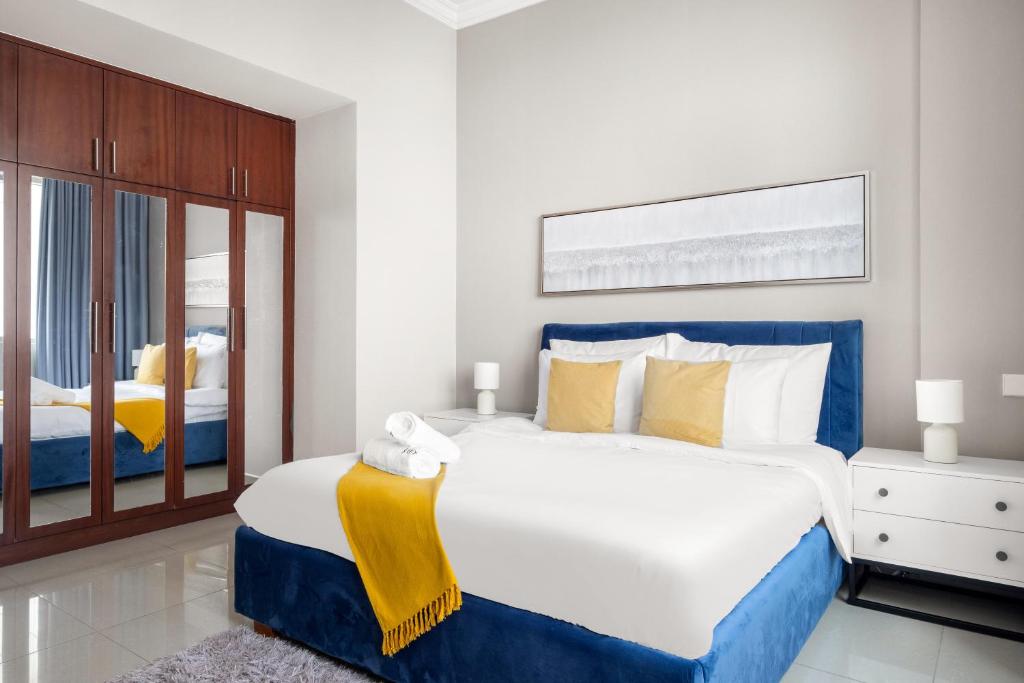 Business Bay Premium Apartment by Renttiers