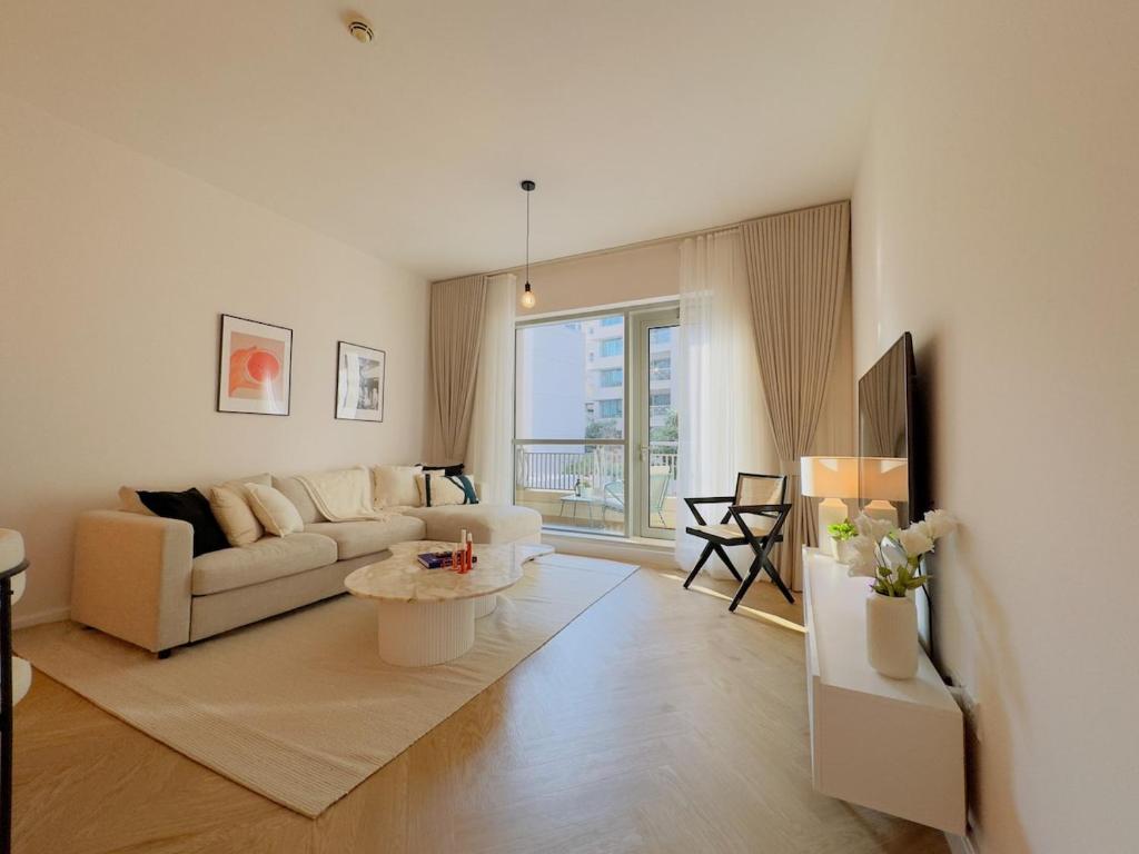 Burj KhalifaView Spacious 1-Bedroom Apartment