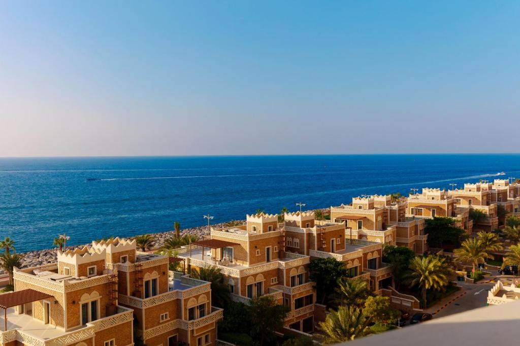 Charming Sea View 2BDR, Beach and Pool Access