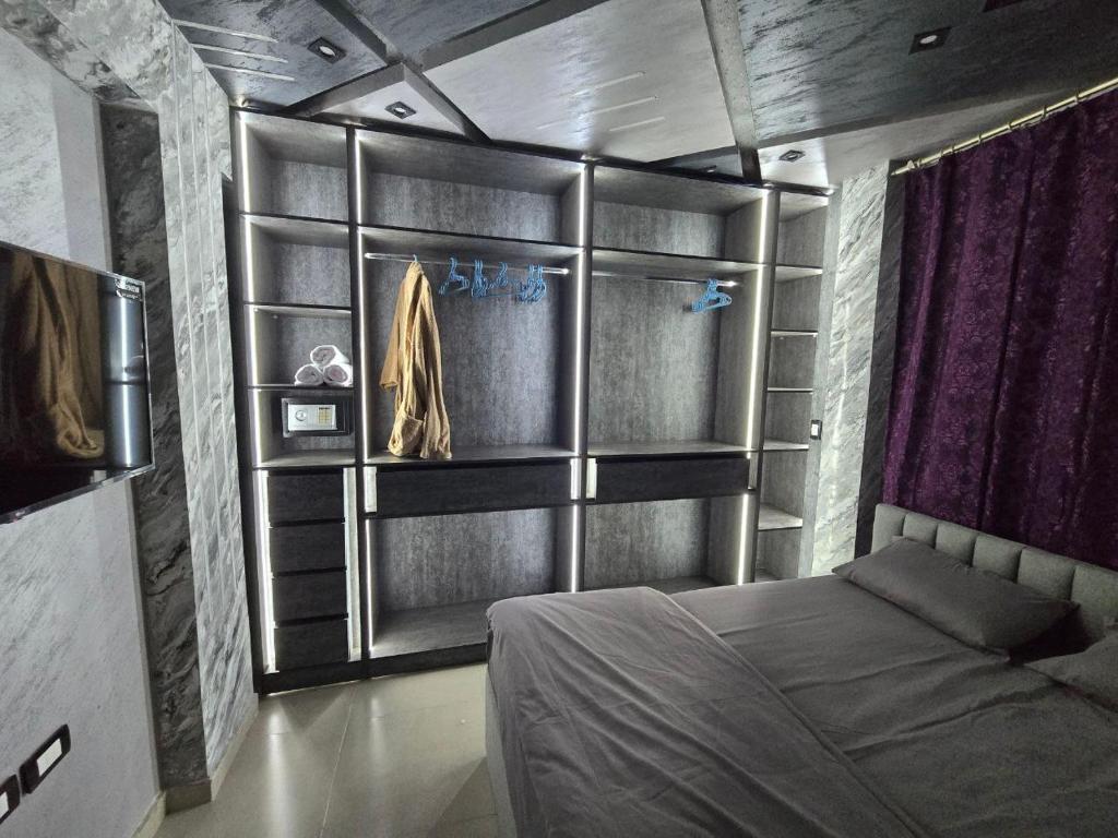 Chic Apartment 4