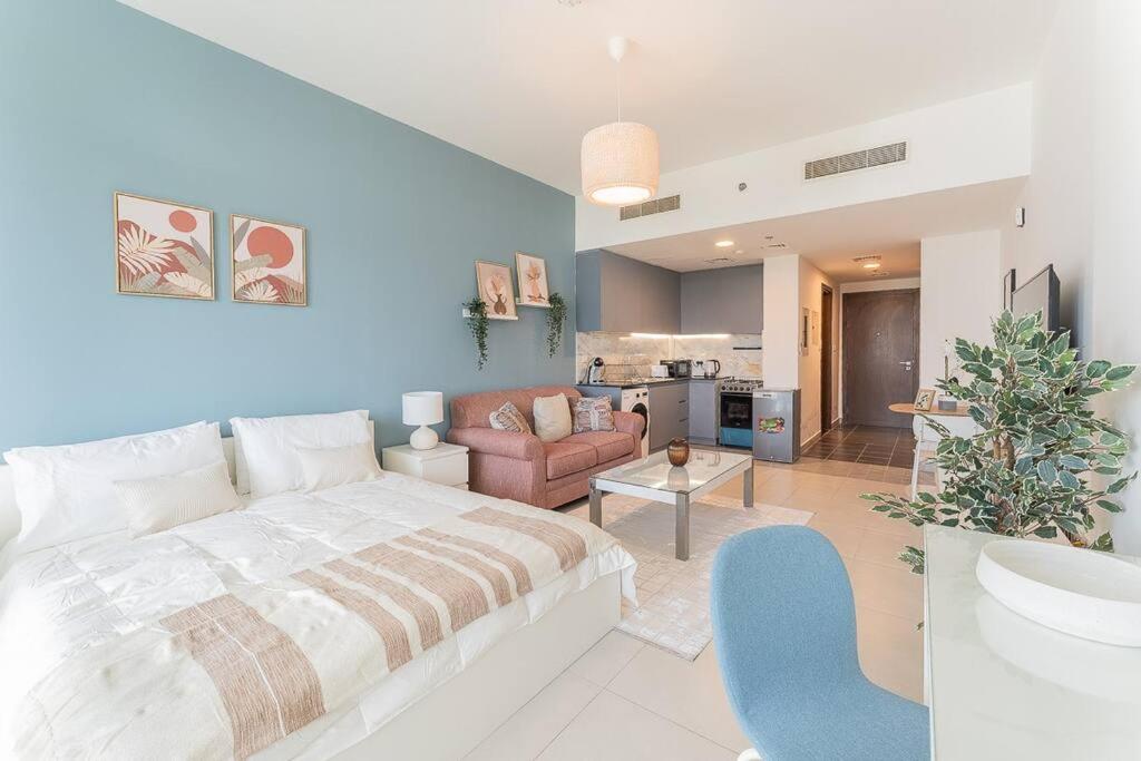 Cool Season Staycation Spacious Studio in JVC