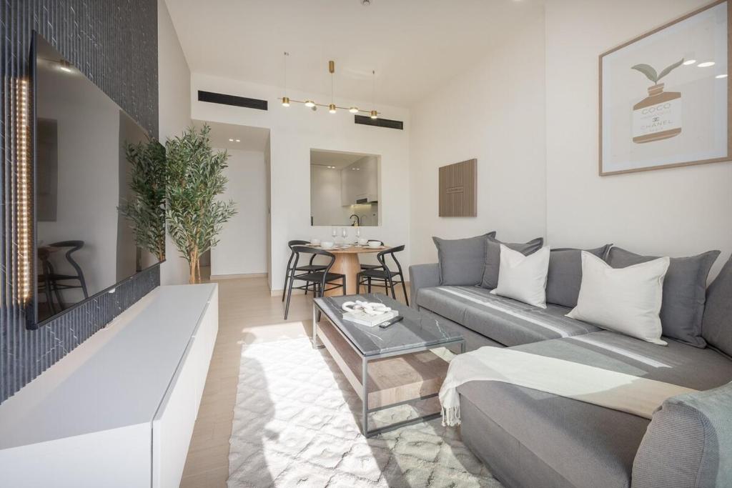 Cozy 1-Bedroom Apartment Perfect for 4 in JVC