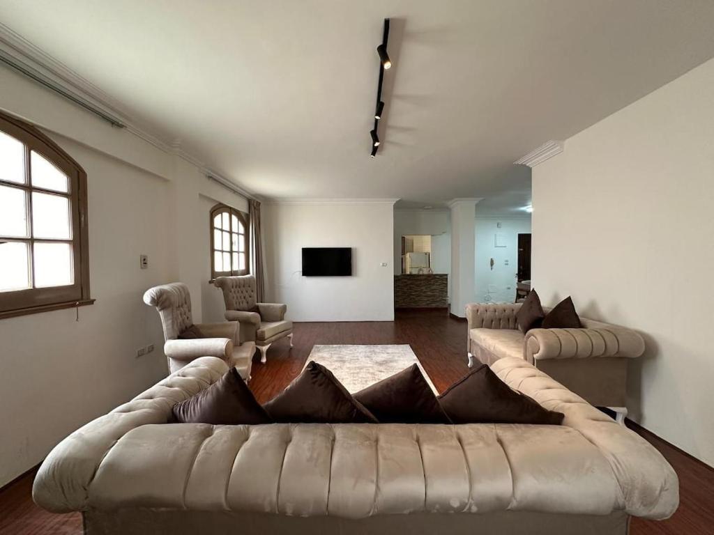 Cozy 2BR Apt in Prime 5th Settlement Location