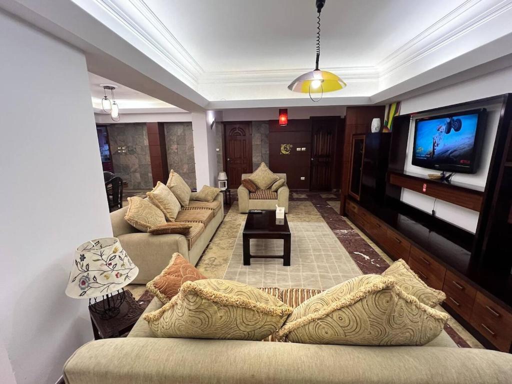Cozy 3BR, 4-min CAI Airport, Balcony, Free Snacks