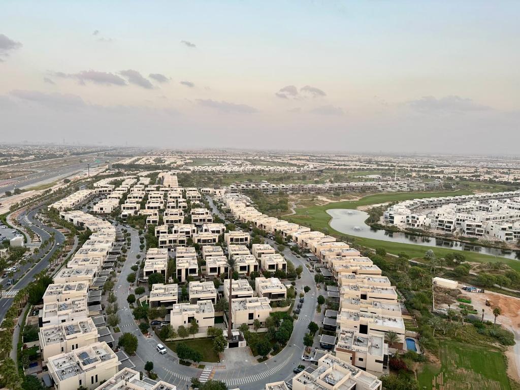 Cozy Golf & Lake View 1BR Apartment,Damac Hills 1
